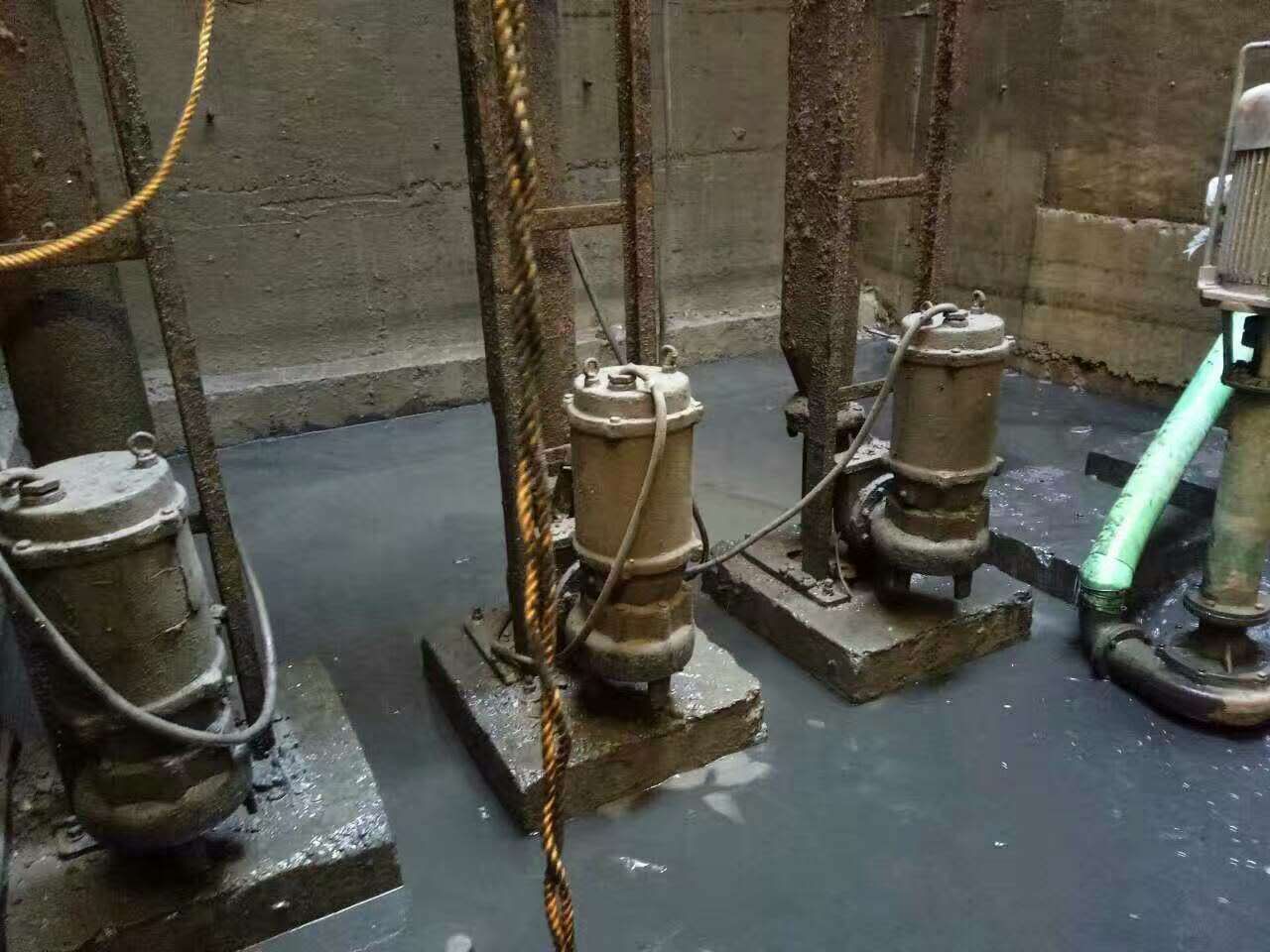 松潘污水池清理