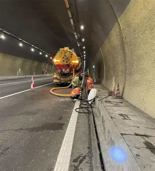 松潘隧道排水渠清淤